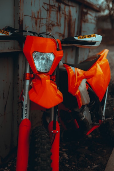 橙色和黑色摩托车头盔